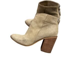 Steve Madden women’s Replay tan suede almond toe back zip Ankle Bootie Size 9 M